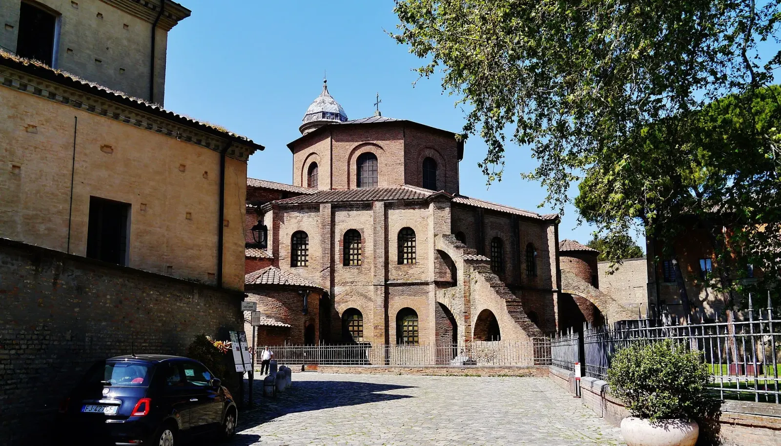 Esterno della Basilica di San Vitale a Ravenna