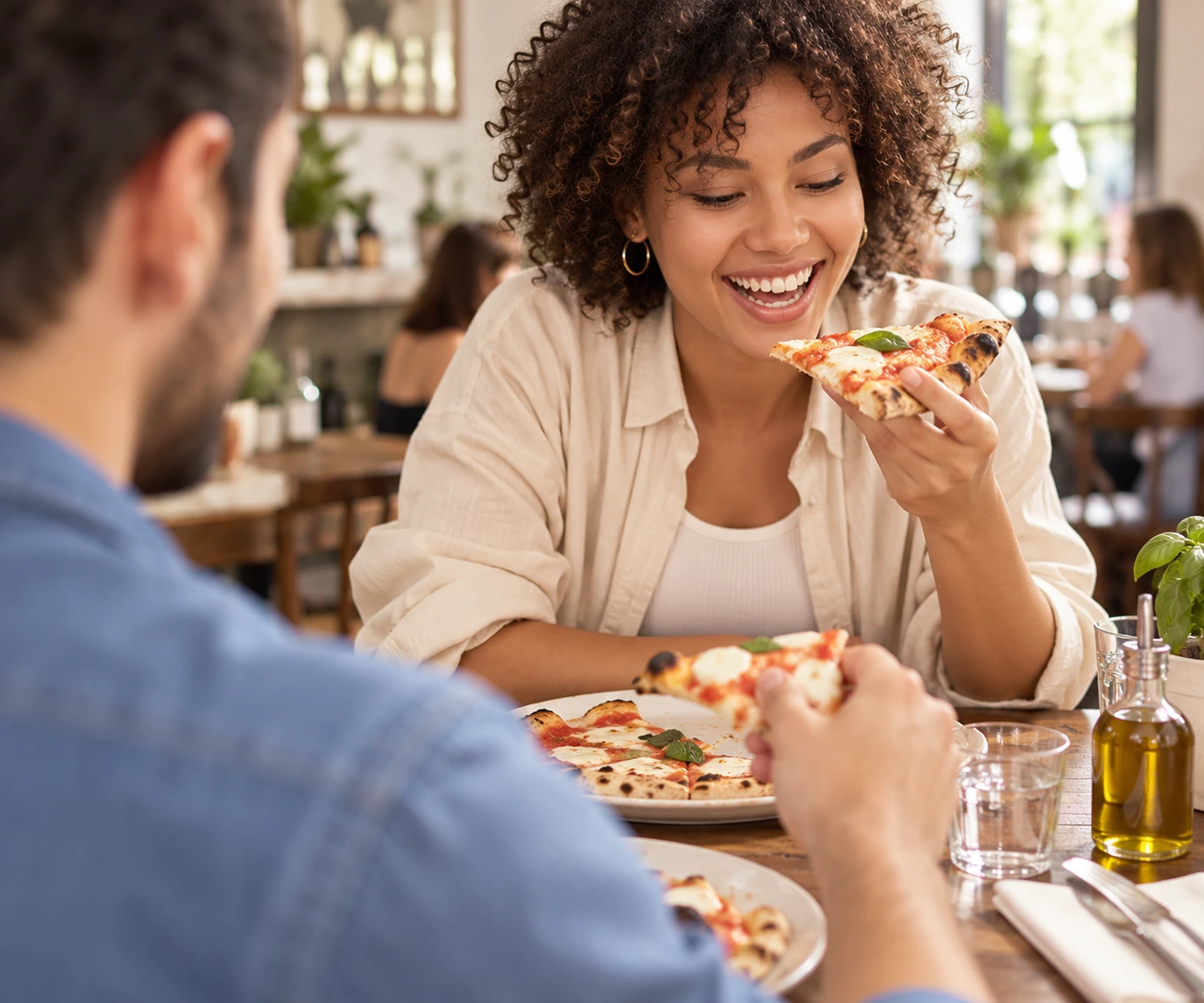 Tavola condivisa fra ospiti di un ristorante dimostrativo