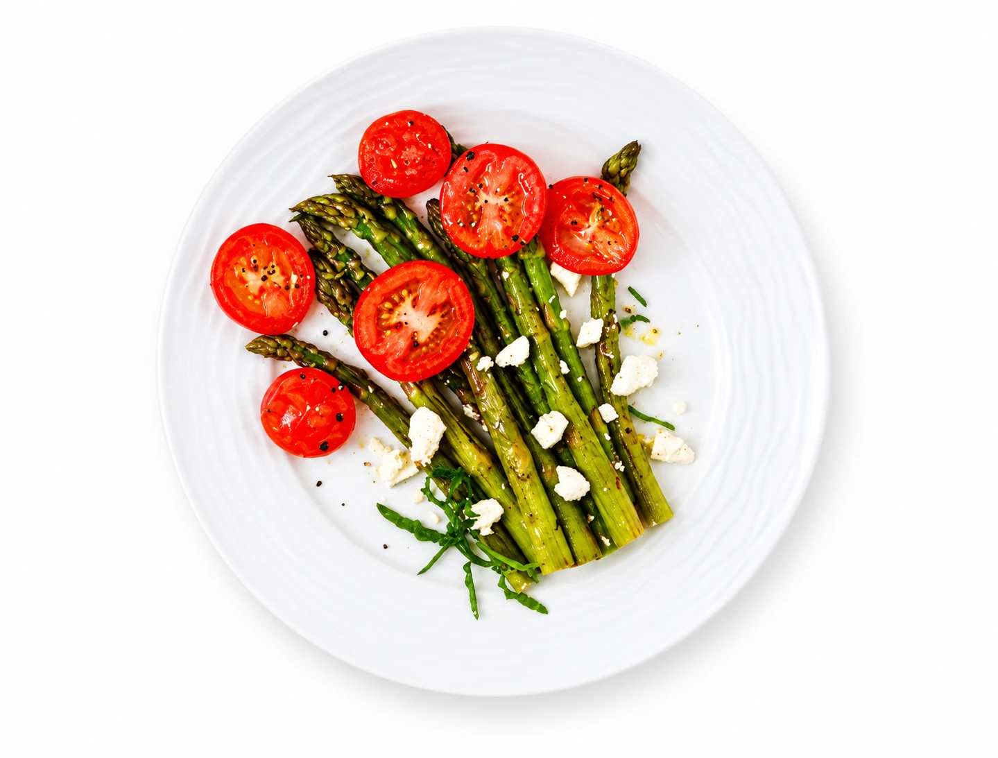 Piatto di asparagi con pomodorini e formaggio fresco