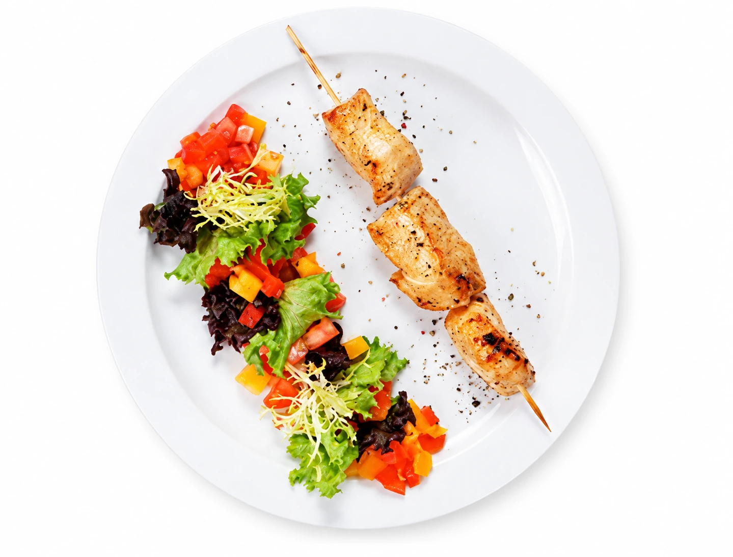 Piatto di spiedini di pollo con insalata