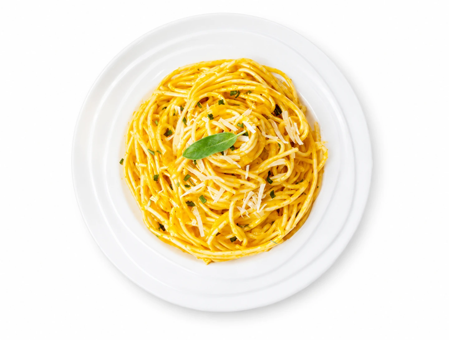 Piatto di spaghetti allo zafferano con basilico