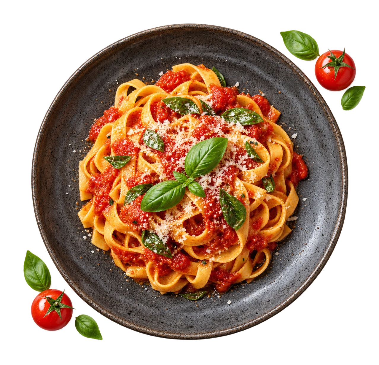 Tagliatelle al pomodoro su un piatto con basilico
